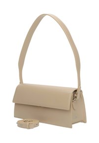 Beige rechteckige Leder-Umhängetasche mit Klappenverschluss und einem zusätzlichen gerollten Riemen daneben auf weißem Hintergrund.
