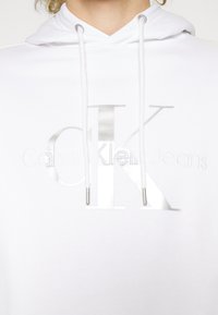 Calvin Klein Jeans SEASONAL MONOLOGO REGULAR HOODIE - Felpa - bright white