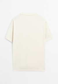 En enkel off-white t-shirt med kort ärm som ligger platt och visar baksidan, med en vanlig rund hals och inga synliga mönster eller tryck.