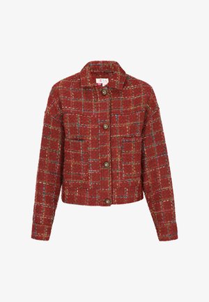 Veste en tweed rouge avec un motif à carreaux, dotée d'un col, de manches longues, de deux poches avant et de fermetures à boutons décoratifs.