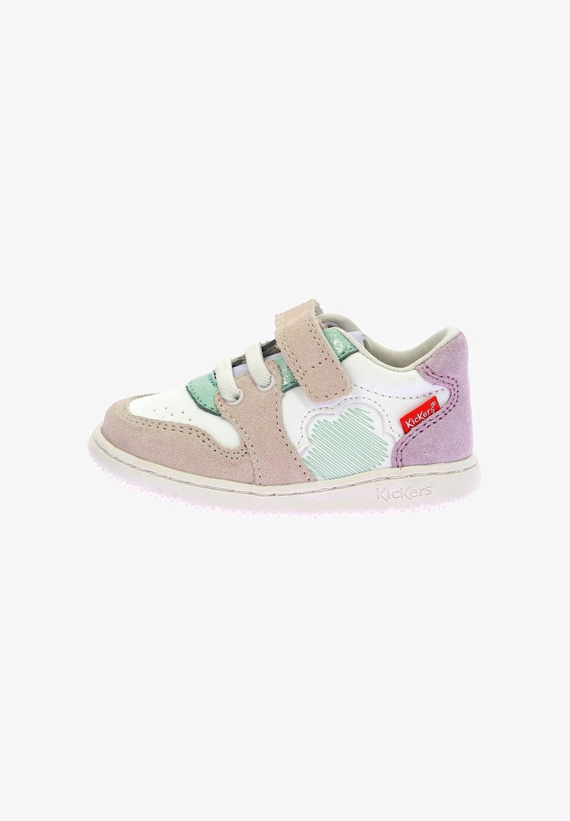Sneaker multicolore per bambini realizzata con una combinazione di suede e pelle, dotata di una fascia in velcro, con accenti bianchi e pastello, punta arrotondata e design testurizzato.