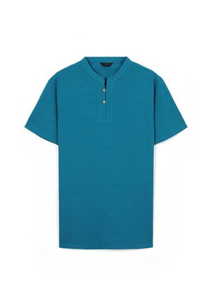 Türkises Kurzarmhemd mit Stehkragen, das drei Knöpfe am Ausschnitt und einen strukturierten Stoff aufweist.