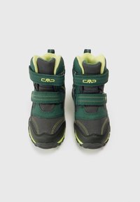 Zielono-szare dziecięce buty o solidnej konstrukcji, wyposażone w dwie regulowane rzepy, wyściełane kołnierze i jaskrawożółte akcenty.