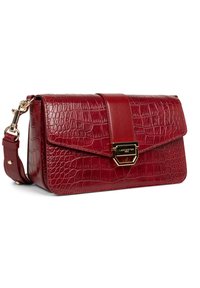 Borsa a tracolla rossa in pelle con texture coccodrillo, accessori in oro, chiusura a patta e tracolla regolabile. Forma rettangolare compatta.