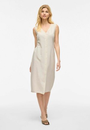 Robe sans manches à col en V en tissu beige clair, avec une fermeture à boutons sur le devant, une coupe droite et une longueur au genou.
