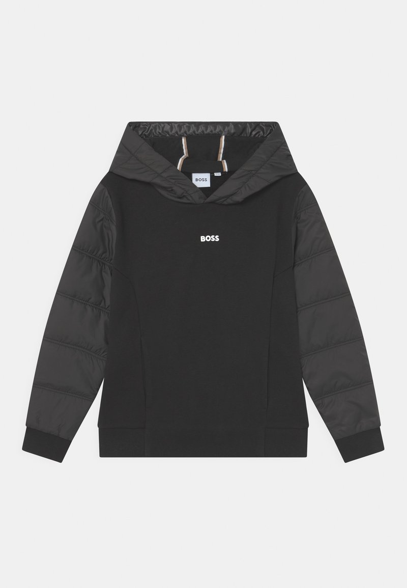 Sudadera con capucha negra con el logo "BOSS" en el pecho y mangas acolchadas grises, con un diseño casual y moderno.