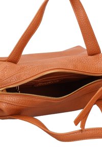 Borsa tote in pelle arancione con texture e chiusura a zip. Dotata di due manici e dettagli in metallo dorato sulla zip del compartimento principale.