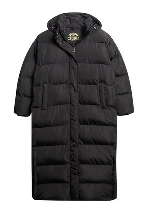 Długa czarna pikowana zimowa kurtka z kapturem, przednim zamkiem błyskawicznym i bocznymi kieszeniami, o długości do kolan.