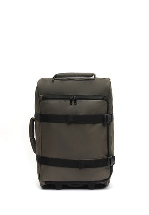 Valigia rettangolare verde scuro con ruote, maniglie superiori e laterali, tasca frontale con cerniera e due cinturini neri regolabili con fibbie.