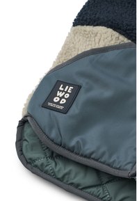 Warmes, mit Kapuze versehenes Kinderdecken, bestehend aus einer navyblauen Fleece-Seite, einem cremefarbenen Textur-Panel und einer teal-farbenen Satin-Unterseite; inklusive eines Logostickers.