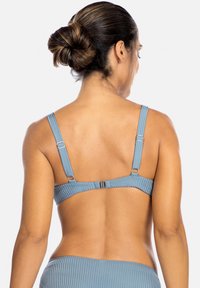 Rybkowany niebieski biustonosz z regulowanymi ramiączkami i bezpiecznym zapięciem z tyłu. Wykonany z gładkiego materiału o subtelnym połysku.