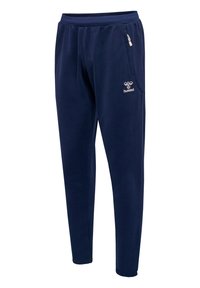 Marineblauwe sportbroek gemaakt van zacht materiaal, met zijzakken, een elastische tailleband en een klein logo aan de linkerkant van de voorkant.