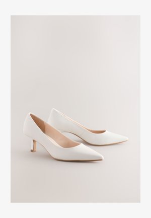 Witte pumps met een spitse neus en een lage blokhak. Gemaakt van glad materiaal, met een eenvoudig ontwerp en een zachte beige binnenkant.
