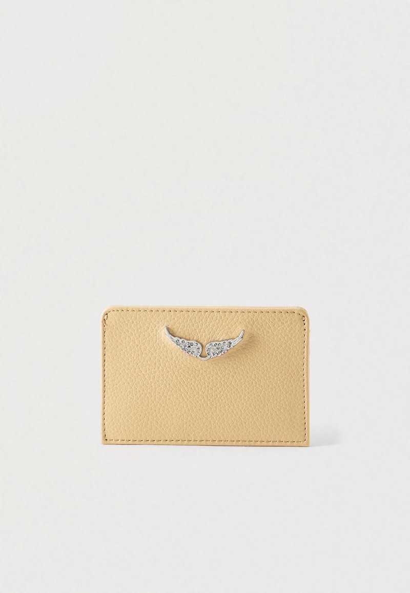 Κίτρινο πορτοφόλι για κάρτες από δερματίνη με υφ ή, που διαθέτει ασημένιο, φτερωτό διακοσμητικό με διαφανείς λεπτομέρειες στο μπροστινό μέρος.
