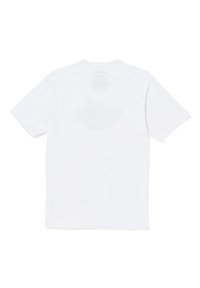 Camiseta blanca de manga corta con cuello redondo. Presenta una etiqueta de cuidado en la parte superior de la espalda y un diseño impreso tenue debajo de ella.