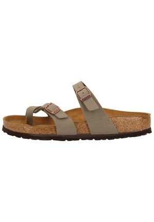 Birkenstock-Sandalen mit einem grauen Wildlederobermaterial, zwei verstellbaren Riemen mit Metallschnallen und einem Korkfußbett auf einer Gummisohle.