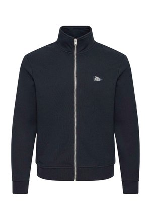 Černá fleecová bunda na zip s vysokým límcem a malým bílým logem "Casual Friday" na levé straně hrudi.