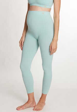 Leggings de maternité bleu clair côtelés avec une large ceinture, fabriquées en tissu extensible, conçues pour le confort et le soutien.