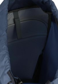 Navy rugzak interieur met een gladde voering, gevoerd achterpaneel en verstelbare schouderbanden. Voorzien van een ritssluiting en draaghandvat.
