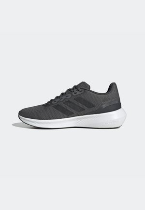 Sort atletiksneaker med tekstureret mesh-overdel, sorte snørebånd, tre sidelister og hvid polstret sål mærket Cloudfoam.