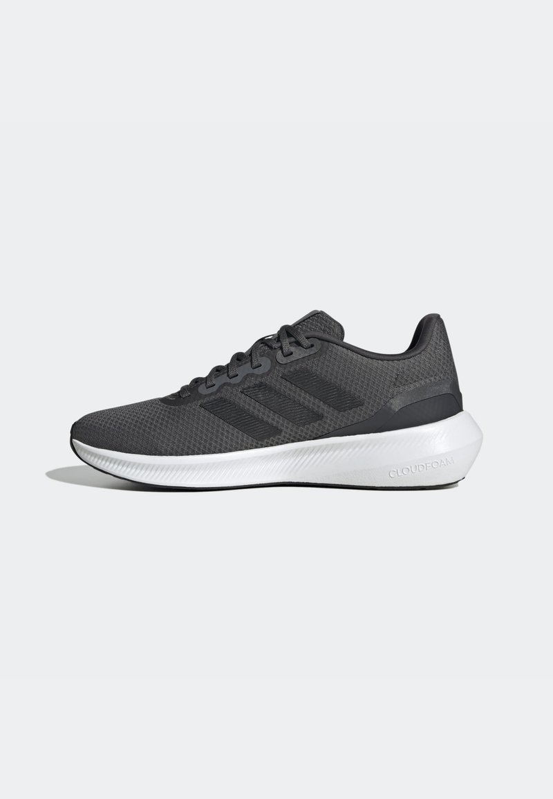 Baskets de sport noires avec tige en mesh texturée, lacets noirs, trois bandes latérales et semelle blanche rembourrée portant l’inscription Cloudfoam.