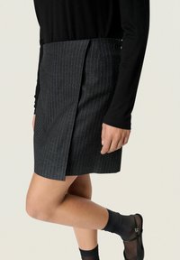 Soaked in Luxury MALODI   - A-vonalú szoknya - grey melange pinstripe