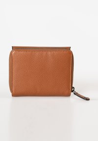 Portafoglio in pelle marrone con texture a ciottoli, chiusura con zip e una tracolla. Forma rettangolare compatta con una finitura liscia.