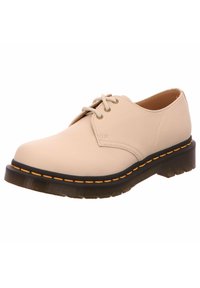 Beige Leder-Oxford-Schuh mit runder Zehenform, Schnürdesign und gelben Nähten auf einer dicken, strukturierten schwarzen Sohle. Glatte Oberfläche.