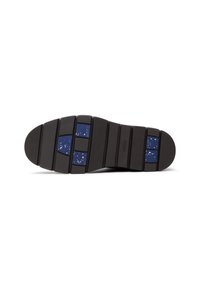 Suela de zapato de goma negra con estrías horizontales, con acentos azules y manchas blancas. Texturizada para agarre y durabilidad.