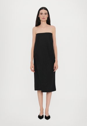 Zwart strapless jurk gemaakt van gladde stof, met een rechte silhouet, lengte tot de knie en een lichte asymmetrische detail aan de voorkant.