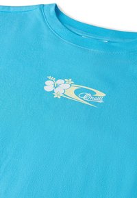 Türkisfarbenes Baumwoll-T-Shirt mit weißem Hibiskus-Design und Markenlogo. Klassischer Rundhalsausschnitt mit glatter Textur.