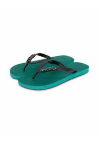 Des tongs teal avec des brides en caoutchouc noir présentant un détail de chaîne décoratif. Le talon a une finition texturée et un design de tongs.