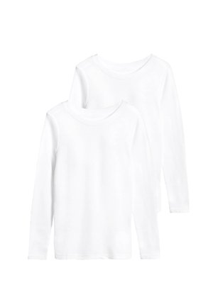 T-shirts blancs à manches longues en coton doux, avec une texture côtelée, un col rond et des ourlets droits, présentés en lot de deux.
