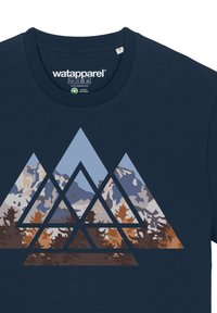 T-shirt en coton bleu marine avec un graphique de montagne triangulaire dans des nuances de bleu, gris et orange, comportant des formes géométriques superposées.