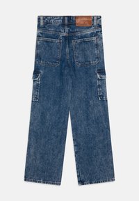 Pantalones cargo de mezclilla azul con pernera recta, que cuentan con múltiples bolsillos y un parche de cuero en la cintura. Diseño texturizado y casual.