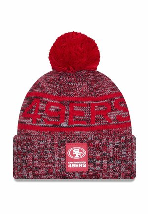 Rote Strickmütze mit einem Pompon, mit einem gestreiften Design und dem Text "49ERS". Beinhaltet ein Logo-Patch am Bündchen in kontrastierenden Farben.