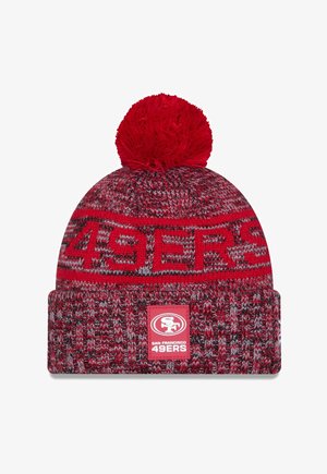 Rote Strickmütze mit einem Pompon, mit einem gestreiften Design und dem Text "49ERS". Beinhaltet ein Logo-Patch am Bündchen in kontrastierenden Farben.