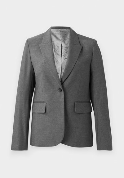 Blazer gris ajustado con solapas de pico, cierre de un solo botón, dos bolsillos frontales y un forro liso con patrón. Corte estándar con mangas largas.