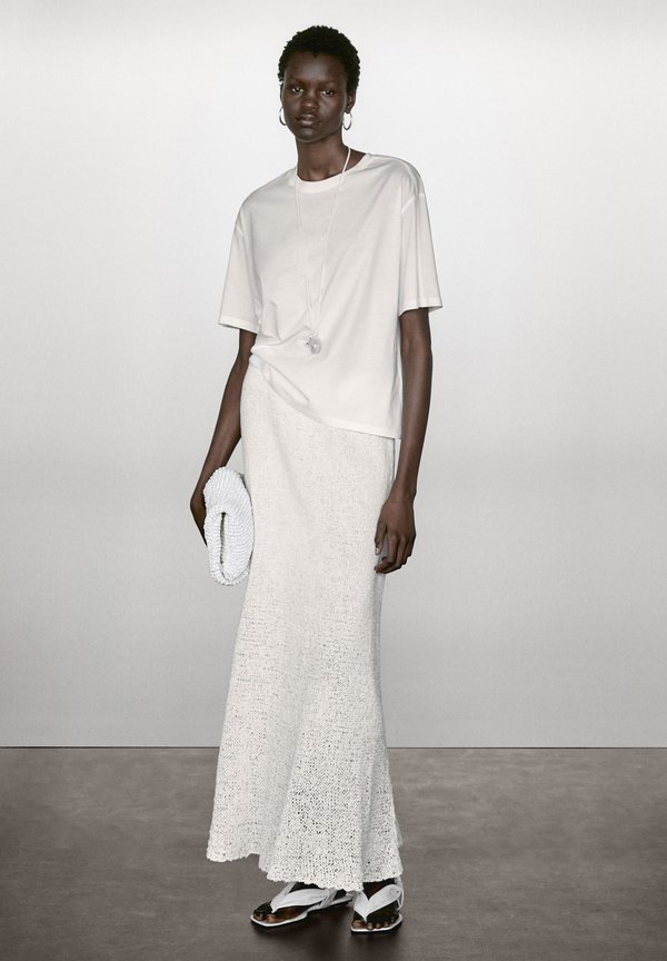 ROUND NECK SLEEVE STITCHING DETAIL  - Basic T-shirt