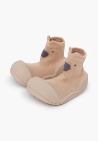 Beige gebreide slofjes met een zachte rubberen zool, met een berengezichtontwerp aan de voorkant en een elastische manchet voor een comfortabele pasvorm.