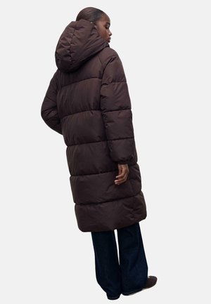 Manteau matelassé long marron avec capuche, présentant un design matelassé, des manches cintrées et une coupe longueur genoux. Convient pour les temps froids.