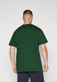 Under Armour HEAVYWEIGHT ARMOUR LABEL - Camiseta básica - forest green/black
