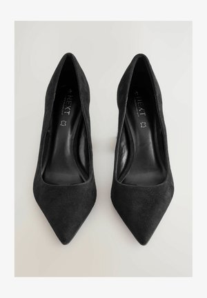 Crne zlatne cipele na visoku petu od suede-a s dizajnom špica, glatkom unutrašnjom oblogom, bez vidljivih hardverskih elemenata ili ukrasa.