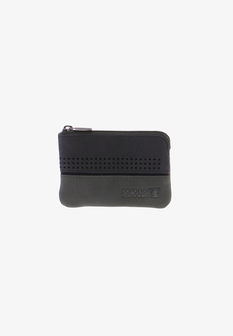 Cartera negra con cremallera y superficie texturizada, que presenta acentos de diseño perforado y una sección inferior suave. Logo en relieve en la parte frontal.