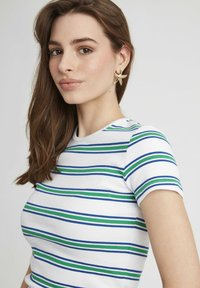 T-shirt à manches courtes rayé en blanc avec des rayures horizontales bleues et vertes. Il présente une texture côtelée et un col rond.
