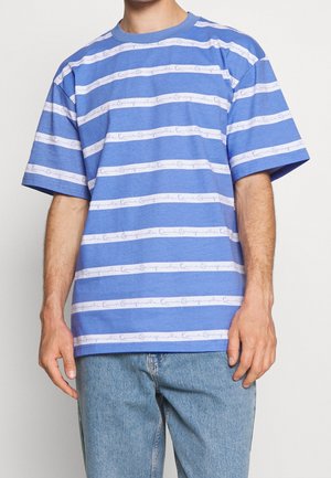 Camiseta de rayas azules con amplias rayas blancas y detalle de texto. Mangas cortas y cuello redondo, hecha de material de algodón suave.