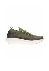 Sneaker verde in maglia con una parte superiore testurizzata, accenti riflettenti e suola nera e bianca in contrasto. Presenta un design flessibile e stringhe.