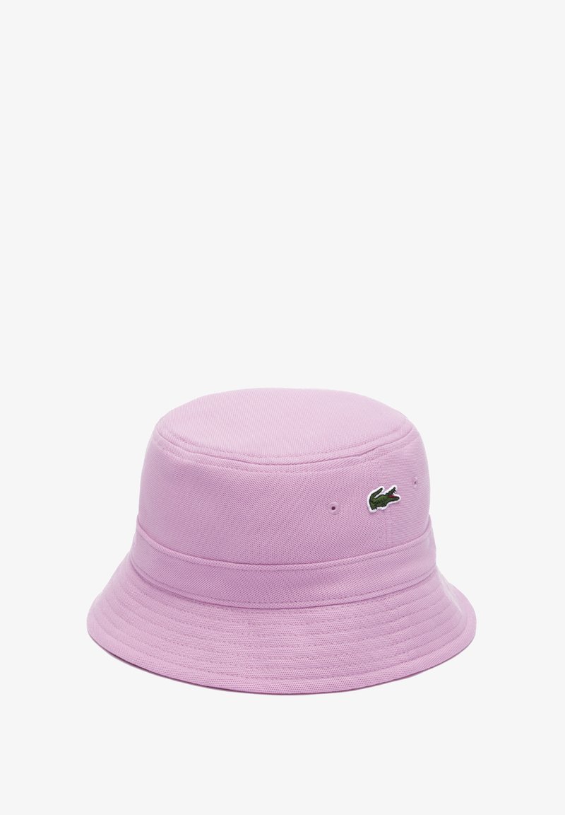 Chapeau seau rose en tissu texturé, avec un détail de logo brodé et des trous de ventilation, doté d'un large bord incliné.