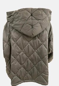 Veste matelassée en vert foncé, dotée d'une capuche, de coutures en forme de diamant et de poignets élastiques. Texture de tissu douce et lisse.