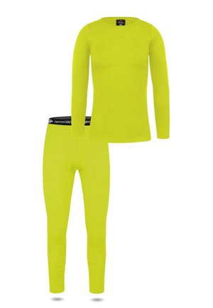 Langärmliges gelbes Thermoshirt und passende Leggings mit schwarzem Text am Bund für kaltes Wetter.